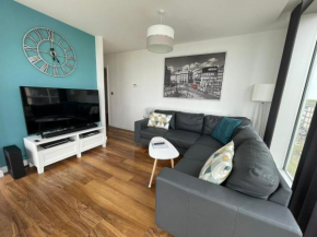 City Centre 2 Bedroom 2 Bathroom Apartment with Free Parking, Super-Fast Wifi and Smart TV with SkyTV